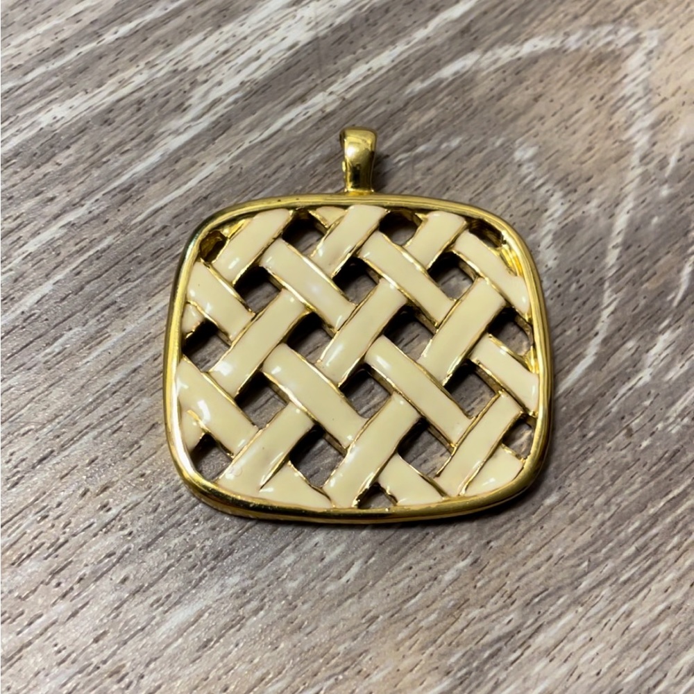 Lilly Pulitzer choker necklace pendant